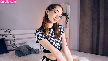 Polly Bee model pretty image