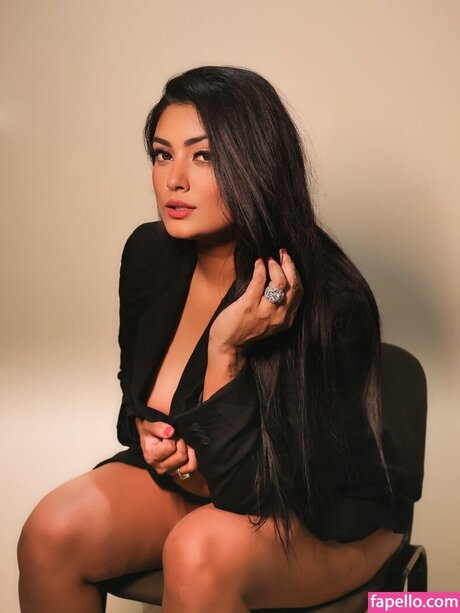 Twinkle Kapoor naked model img