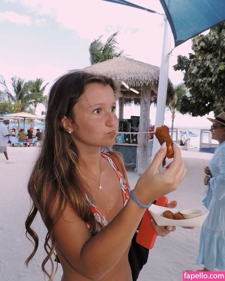 Sophia Sentner adult star img