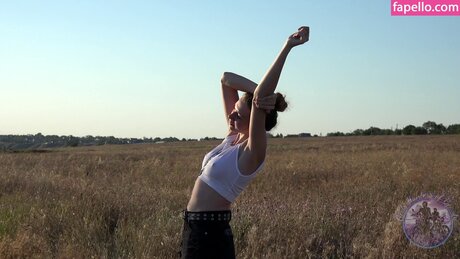 Girls HuntersBeauty erotic actress picture