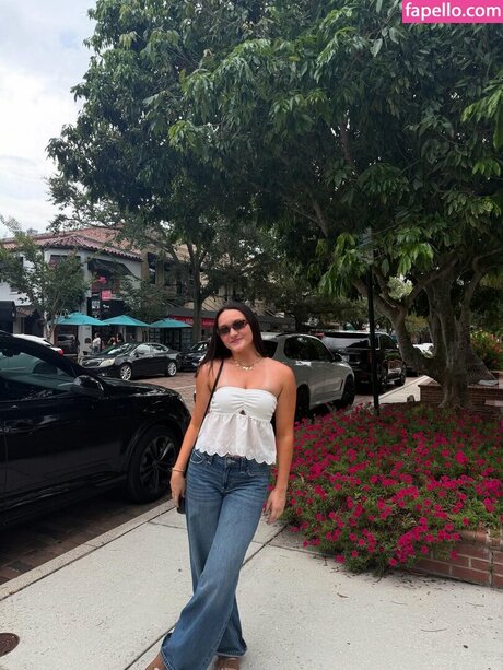 Izzy Moreno pretty model gallery