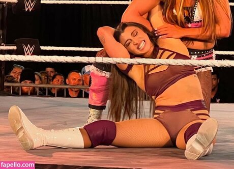 Wren Sinclair model adult image