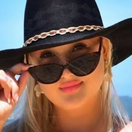 Amber Koltzow Bastick pretty actress img