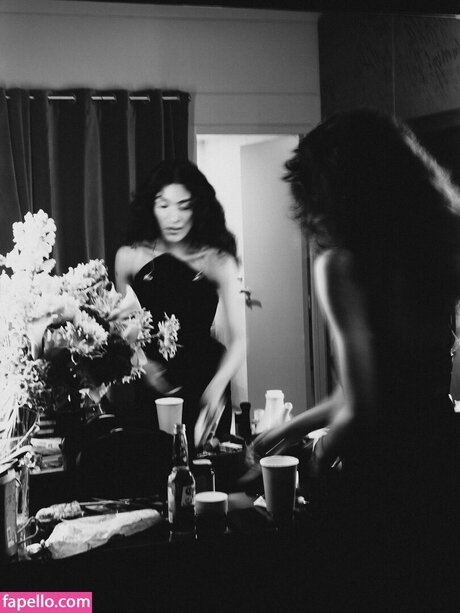 Olivia Dean pretty star image