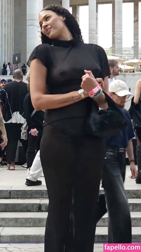 Liz Cambage model nice pic