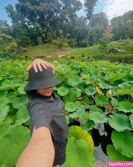 Ayb ke Pusat model sexy photo