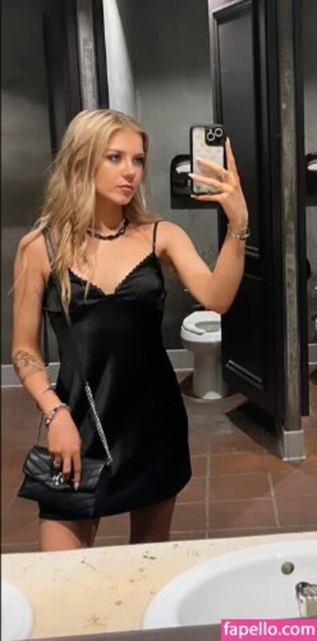 Mary Kate Willis star nudes gallery