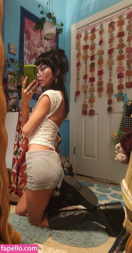 mama moons model pretty image