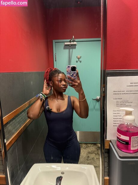 Locdbree model hot pic