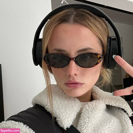 Lily Mo Sheen model free image