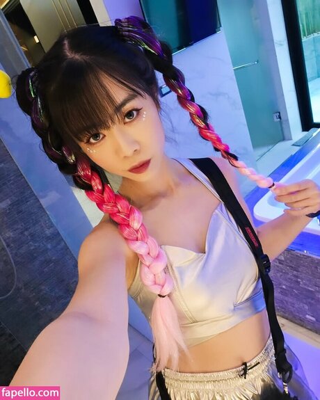 Wolfsbanee model nude img