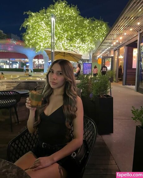 Mia Bosman model art galleries