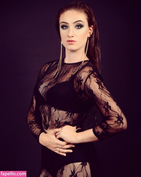 Amber Doig model free image