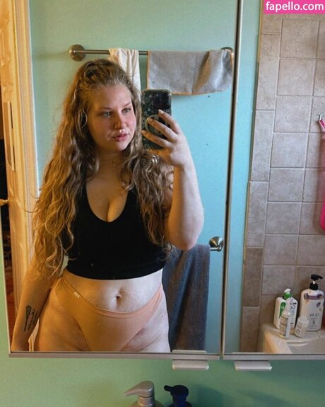 Ivy Andrews sexy model pic