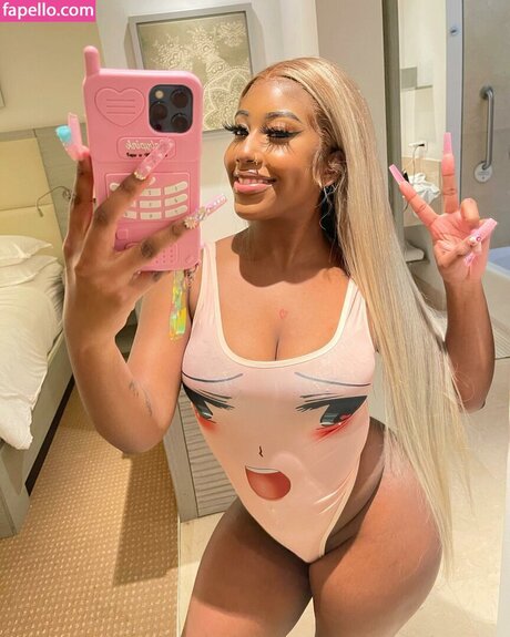 Yungnena naked model photo