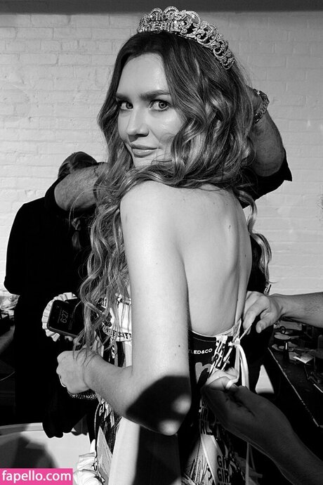 Anna Delvey nudes star img