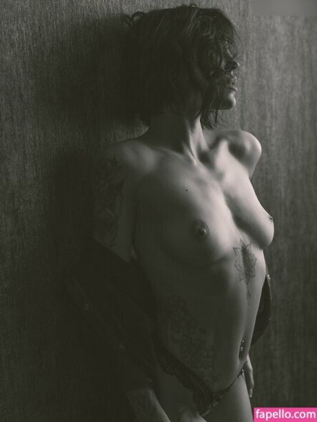 Miri Be naked model pictures