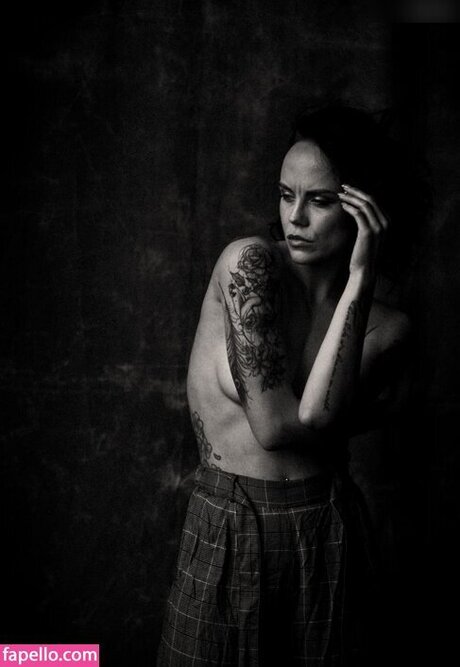 Miri Be star naked gallery