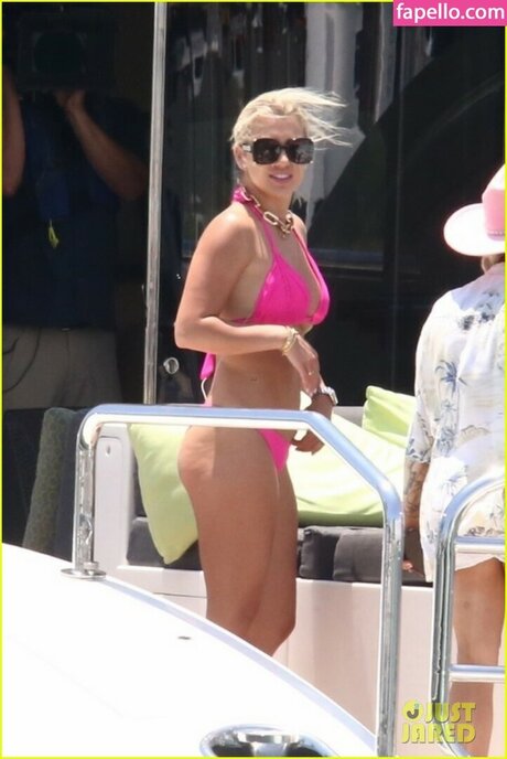 Savannah Chrisley art actress photo