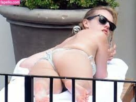 Elisabeth Moss model beautiful photo