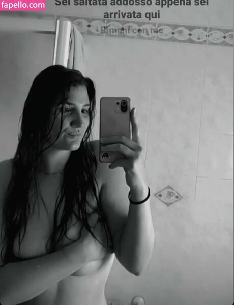 Manuela Mulligh model hot image