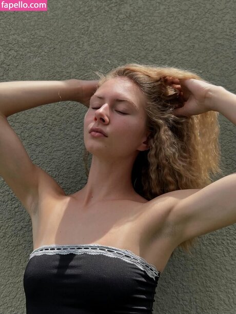 Keira Lhotan model top img