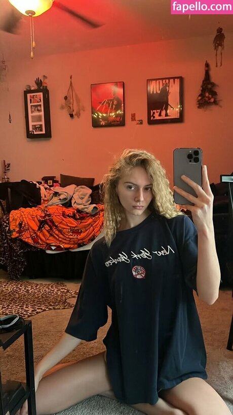 Keira Lhotan model pic