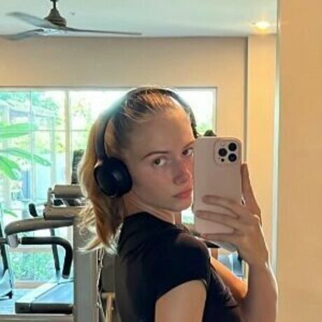 Keira Lhotan star art pic