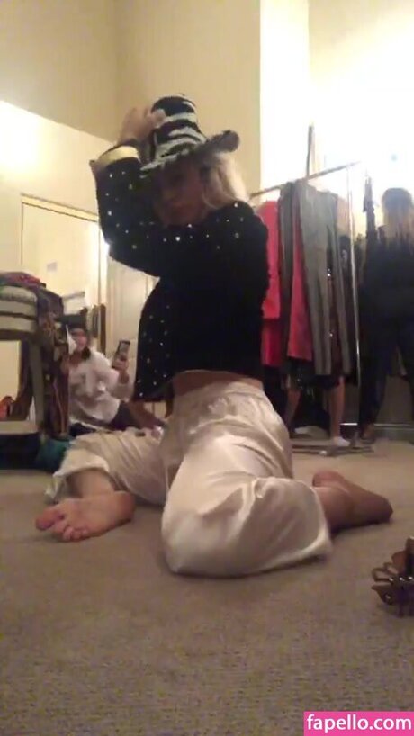 Caylee Cowan star naked pictures