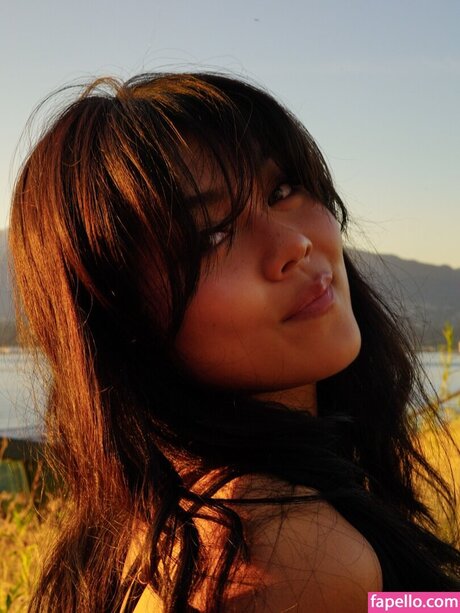 Momona Tamada model hd img