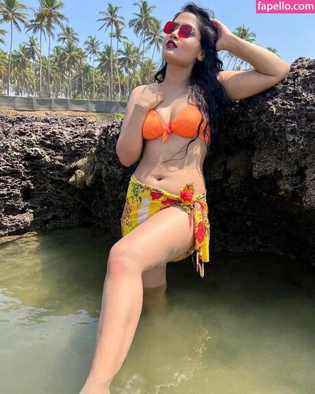 Manvi Chugh model art pictures