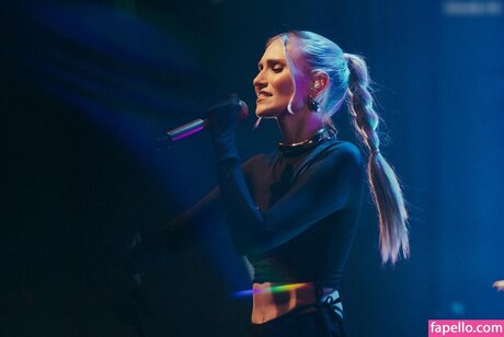 Carolin Niemczyk star free pic