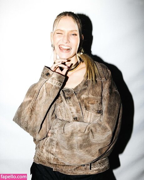 Carolin Niemczyk exclusive model galleries