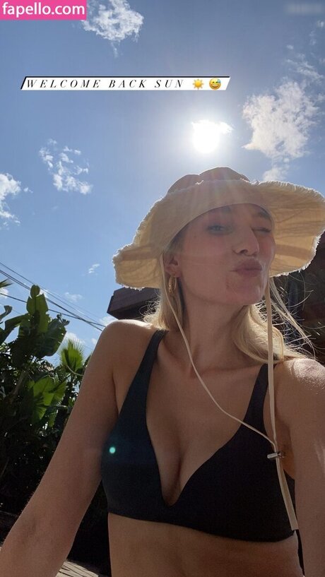 Carolin Niemczyk high quality model image