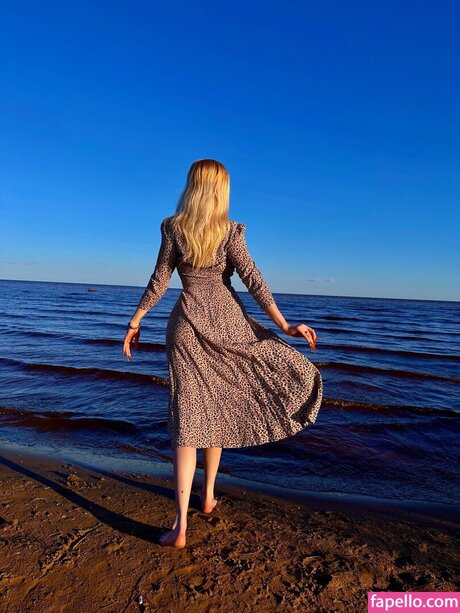 Elena Kyalviyainen model art gallery