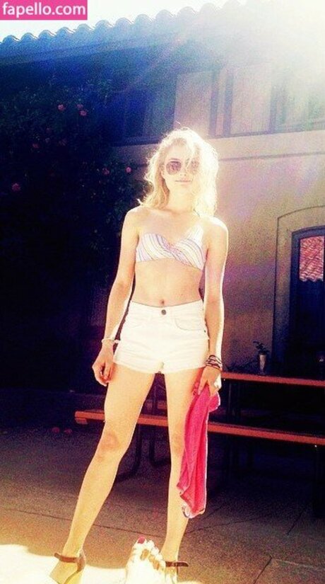 Skyler Samuels naked pornstar img