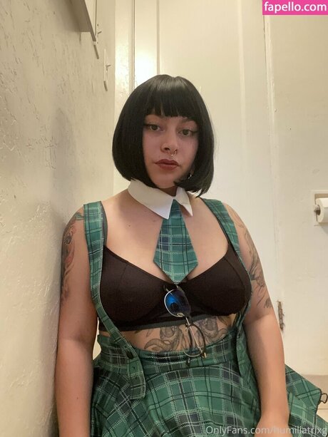 Humiliatrixg naked model pic