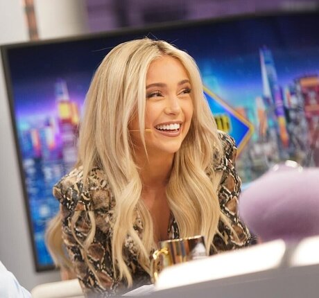 Ana Mena star art photos