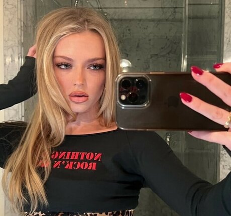 Skyla Sanders pornstar gallery