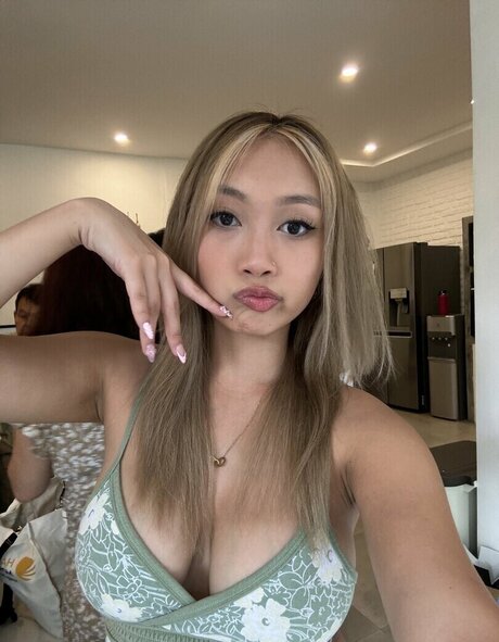 Daisee Hue pornographic actress img