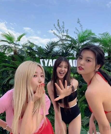 Nancy Momoland free star pics