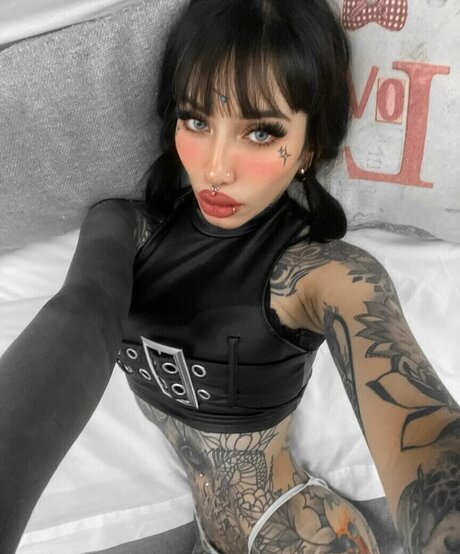 Divinajuventu model pic