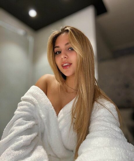 Mia Gomes nice model pic