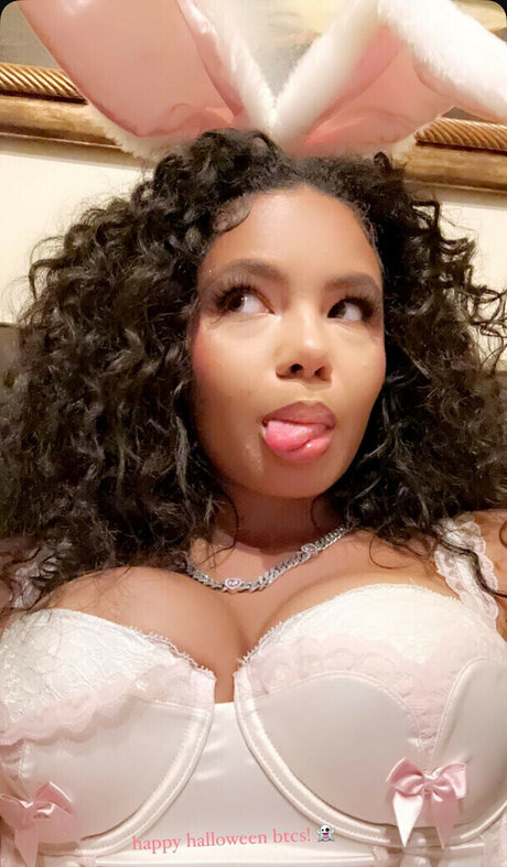 Brooklyn Queen model pretty image