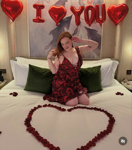 Eleanor Neale adult model gallery