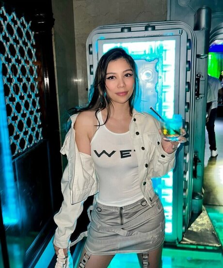 itshellovee erotic star img