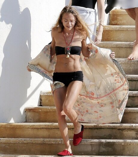 skinny babe onlyfans pornos images