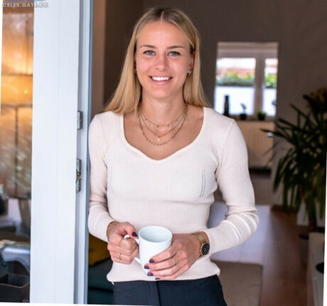 Merle Frohms art model img