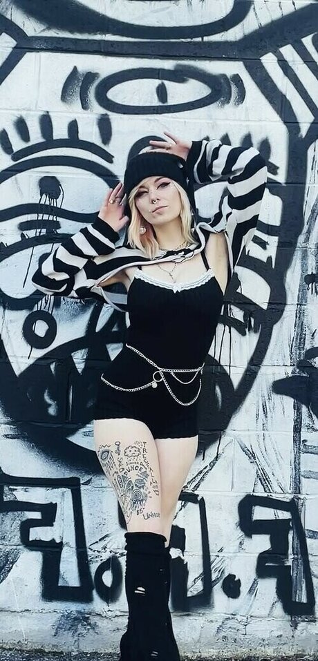 Noel Malphoi model nude picture