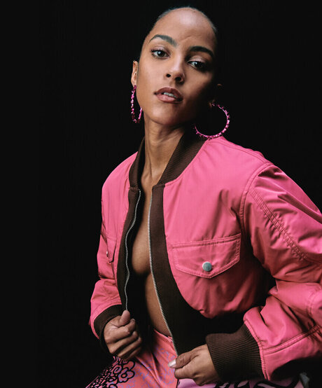 Lou Llobell hot actress pic